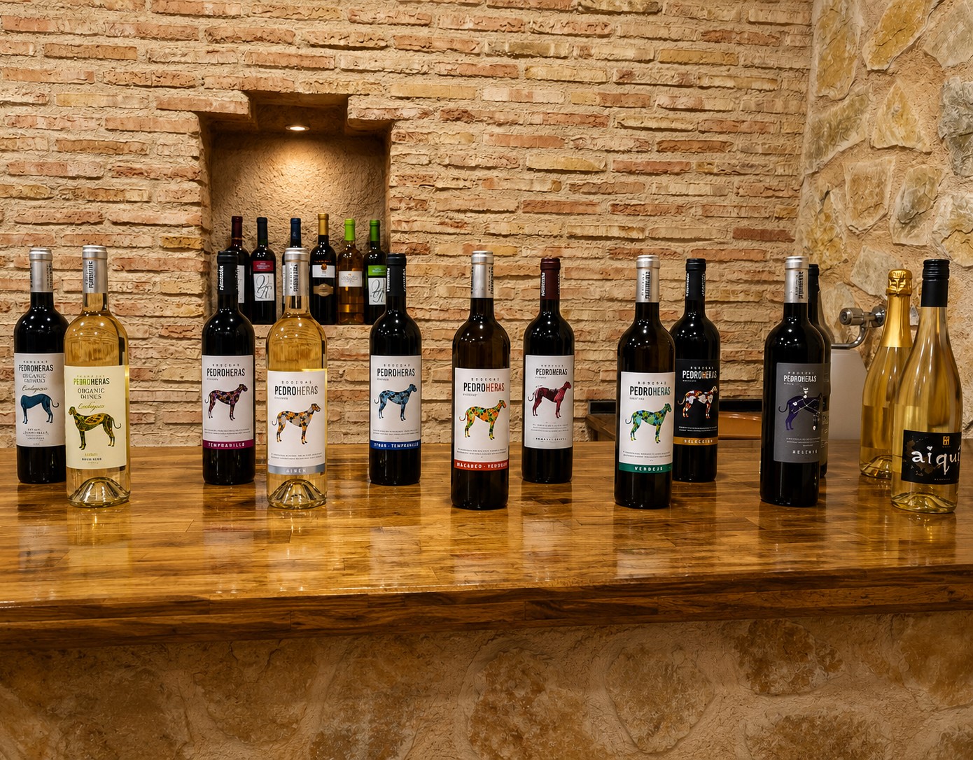 Botellas de vino Pedroheras colocadas sobre una barra
